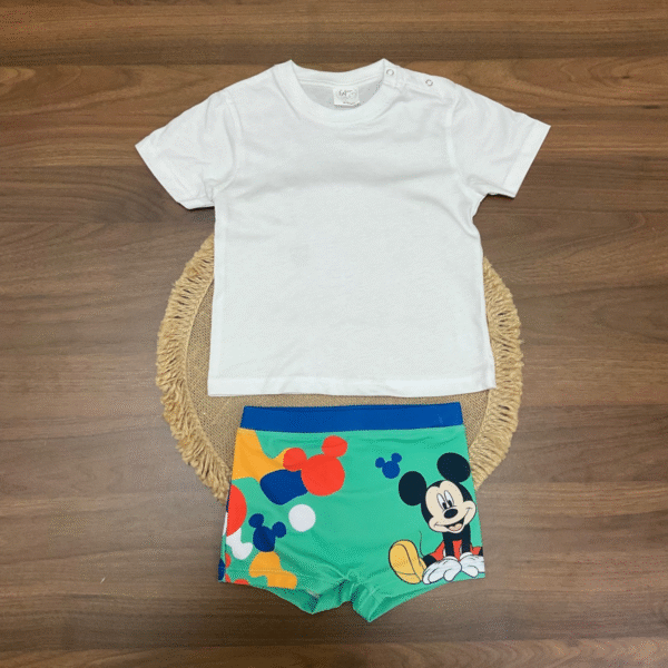 Conjunto camiseta y bañador verde