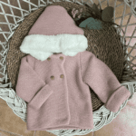 Chaqueta de punto rosa con capucha de pelo